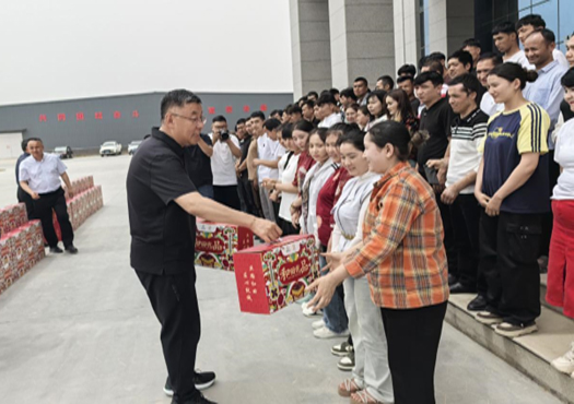 库车88858cc永利官网纺织丨和田地委书记王鲁军亲热慰问和田籍员工 勉励奋进共创优美未来